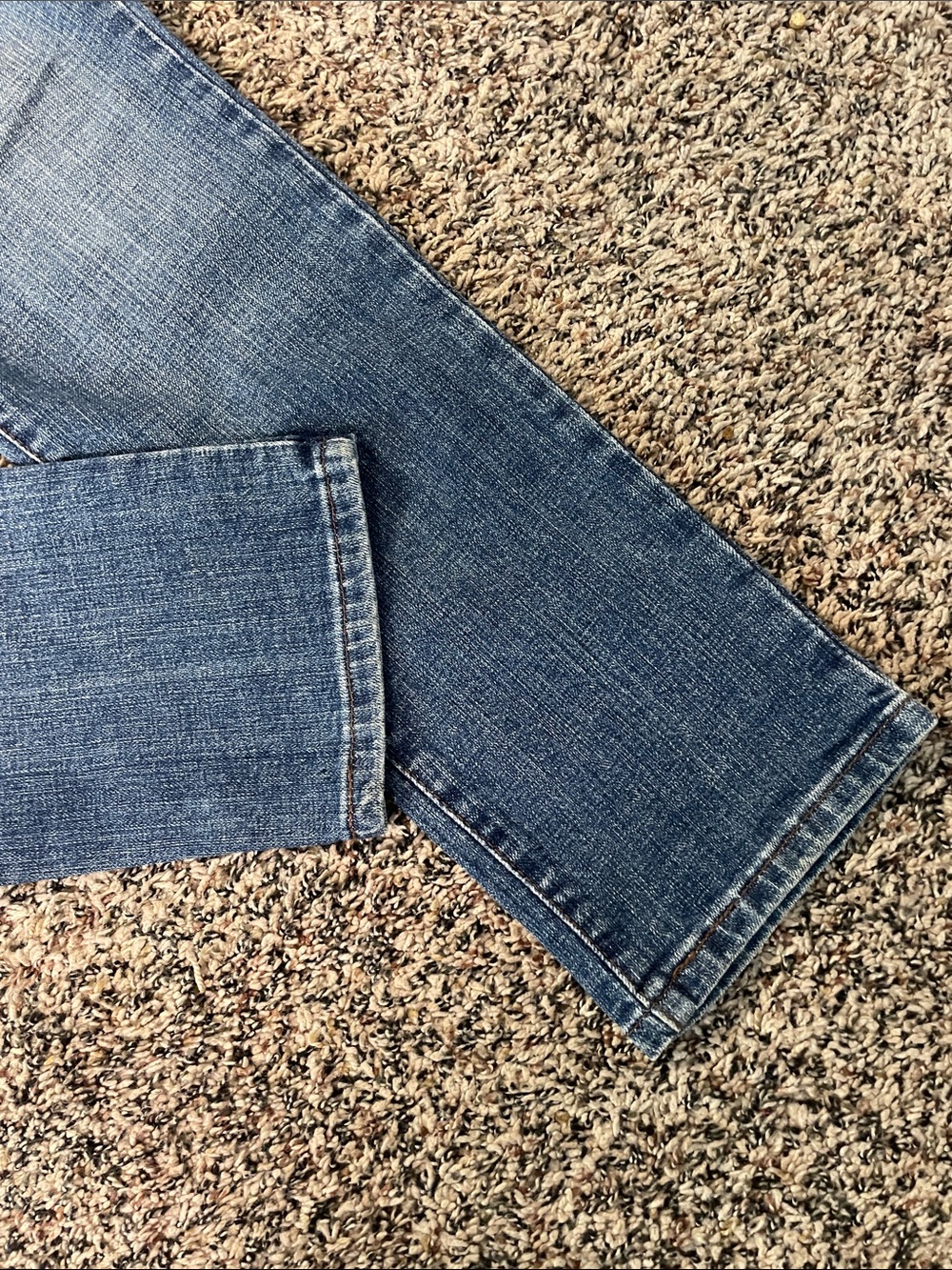 Levi's Women's Mid Rise Skinny Medium Wash Blue Denim Jeans Size 6 | Like New - Picture 3 of 8